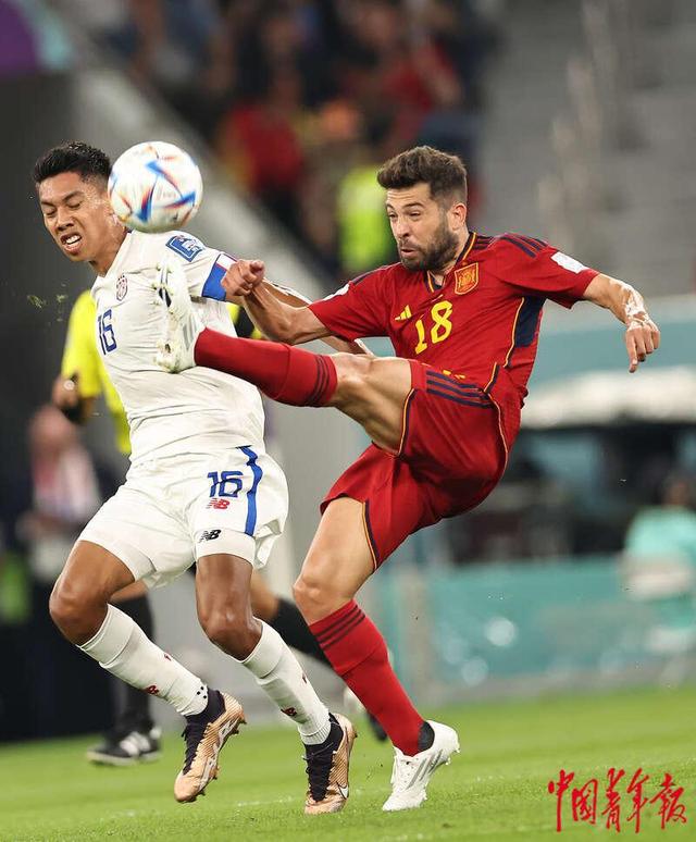 精彩足球对决,球员技巧娴熟展现 精彩足球对决,球员技巧娴熟展现