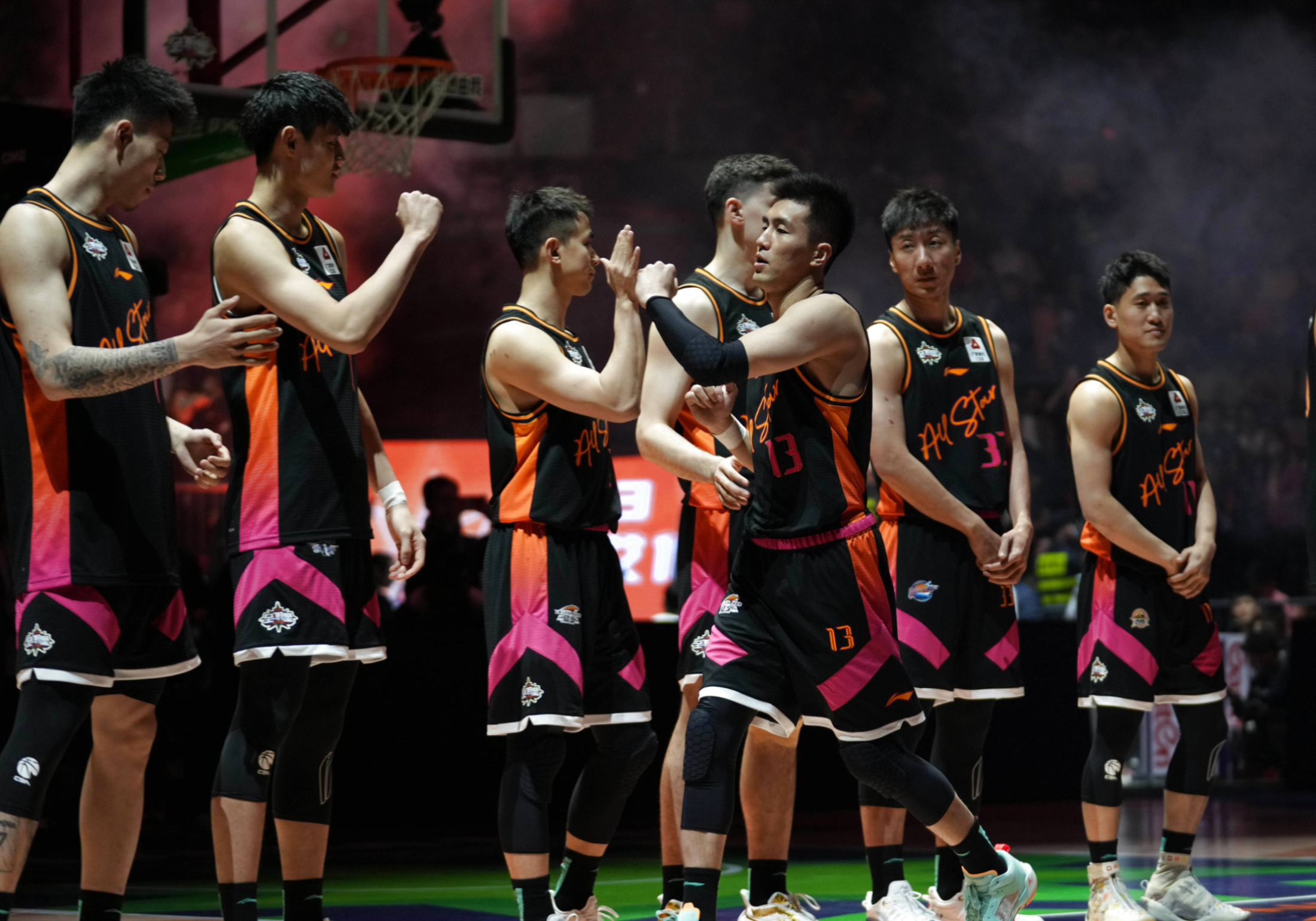 篮球联赛战况激烈,球员实力逐渐呈现 篮球联赛战况激烈,球员实力逐渐呈现