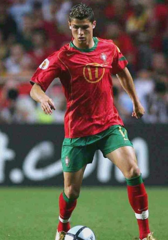 关于国际足球：球员风采犹存，表现出色的信息