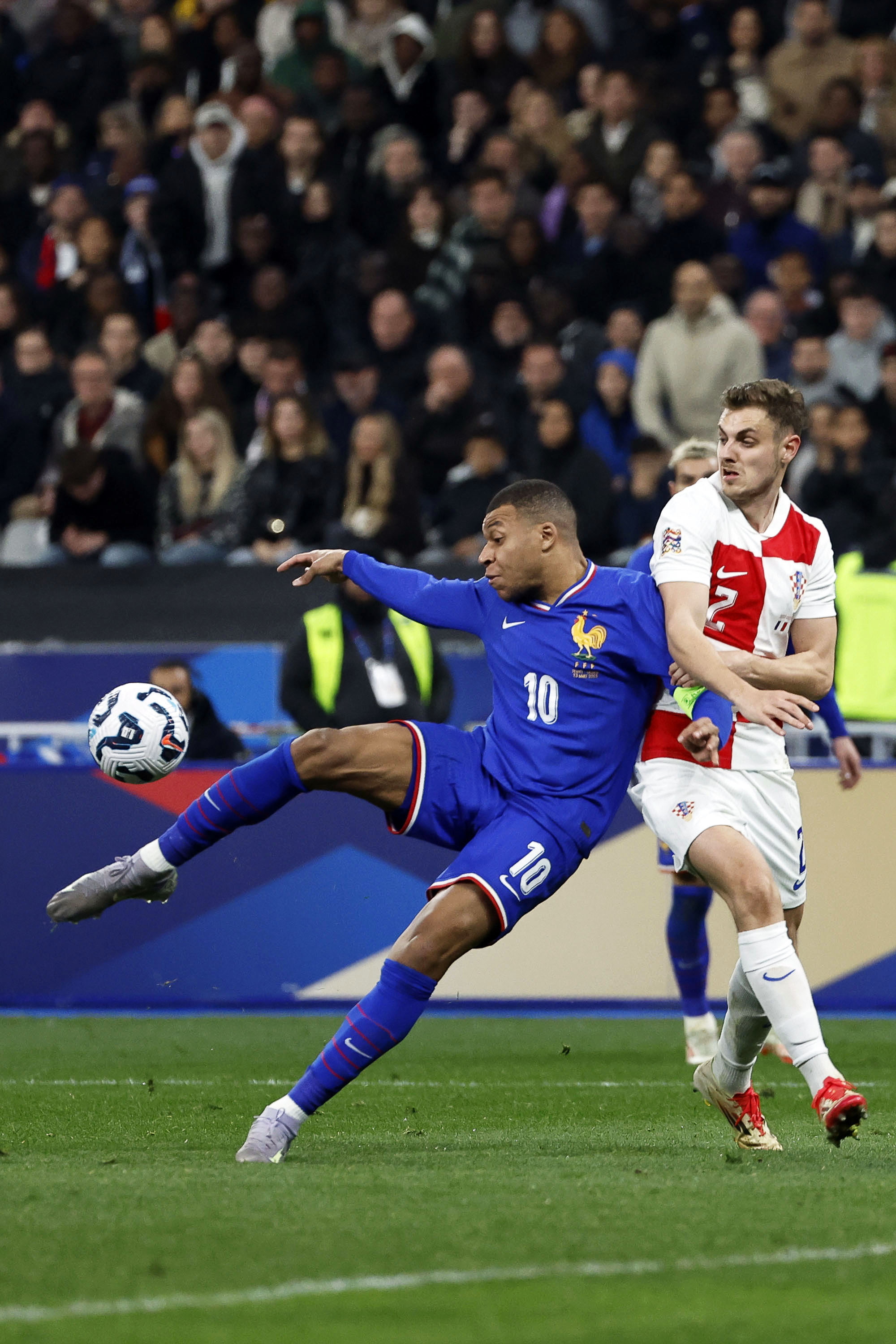 新一轮欧国联足球赛事：球队备战奋发图强的简单介绍