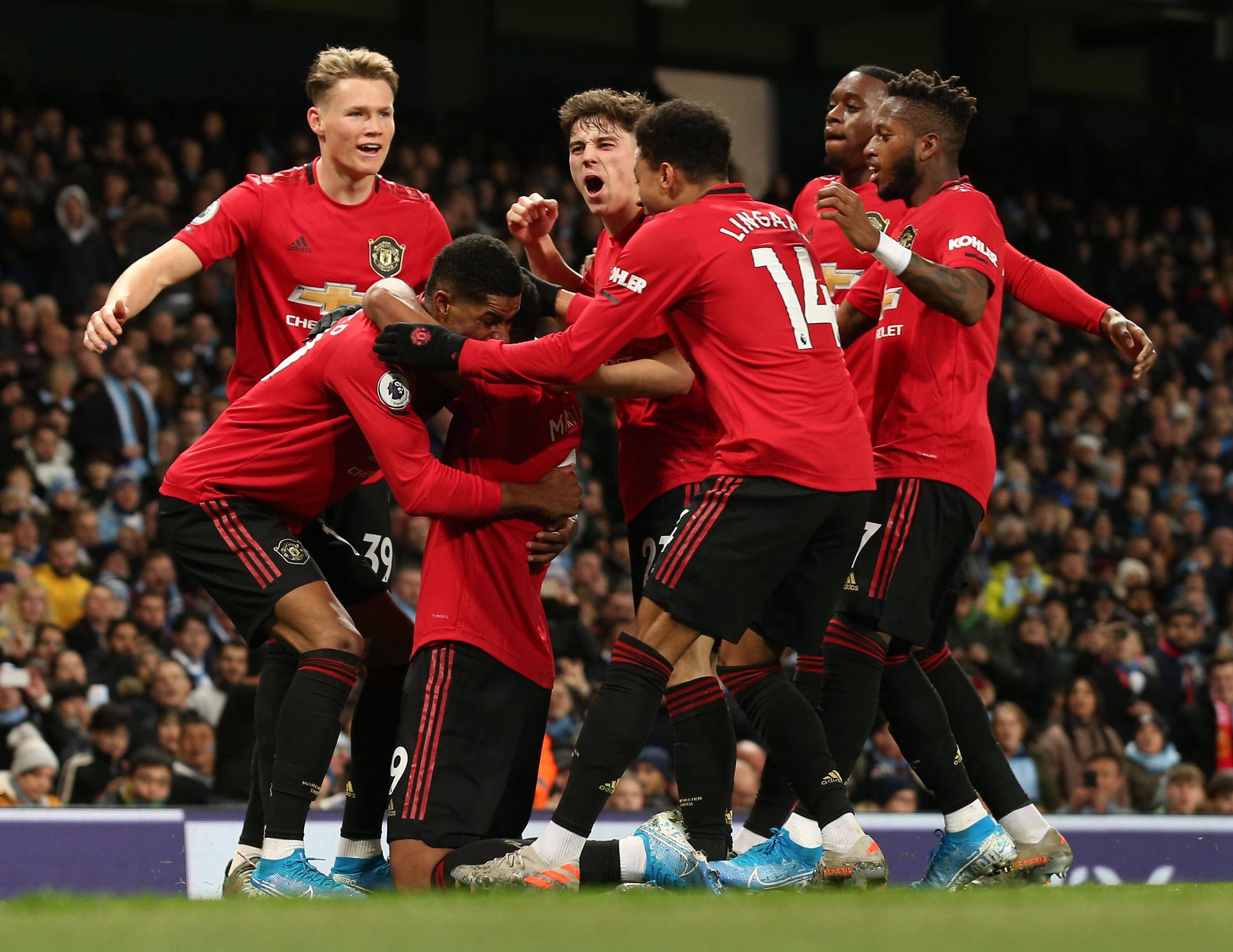 南安普敦主场告捷,全队庆祝 南安普敦主场告捷,全队庆祝