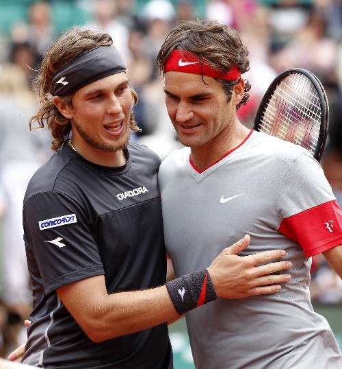 包含世界网球队鏖战西班牙网球队，费德勒制霸全场的词条