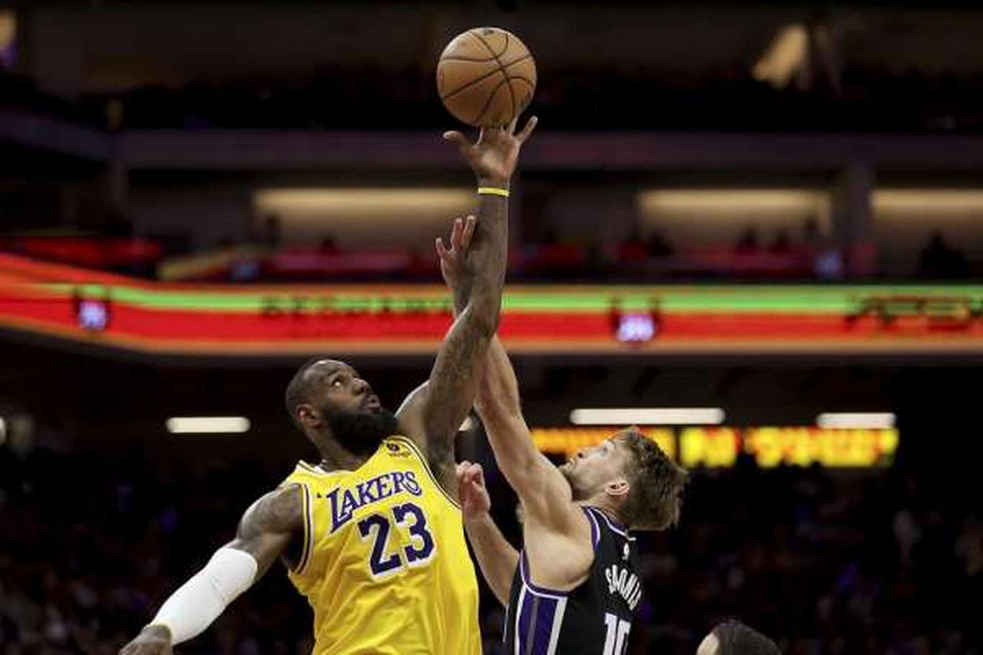 关于湖人B队碾压灰熊，巴恩斯统治全场的信息