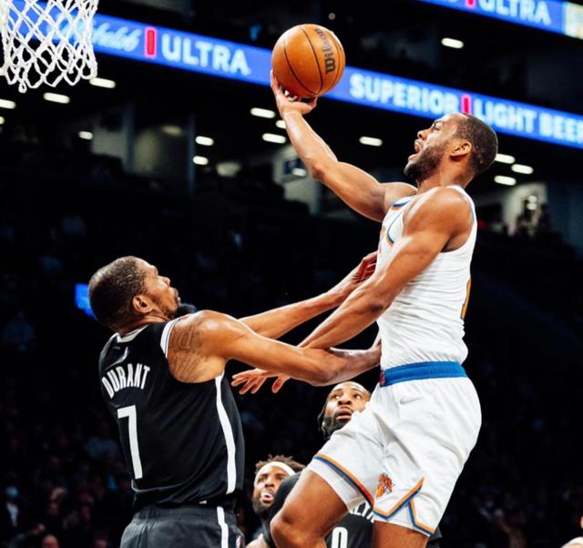 新疆队力克尼克斯，欧文带队取胜