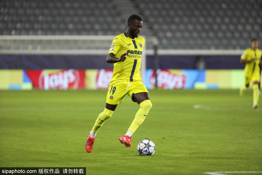 大连队后卫突破纪录，赛场表现耀眼