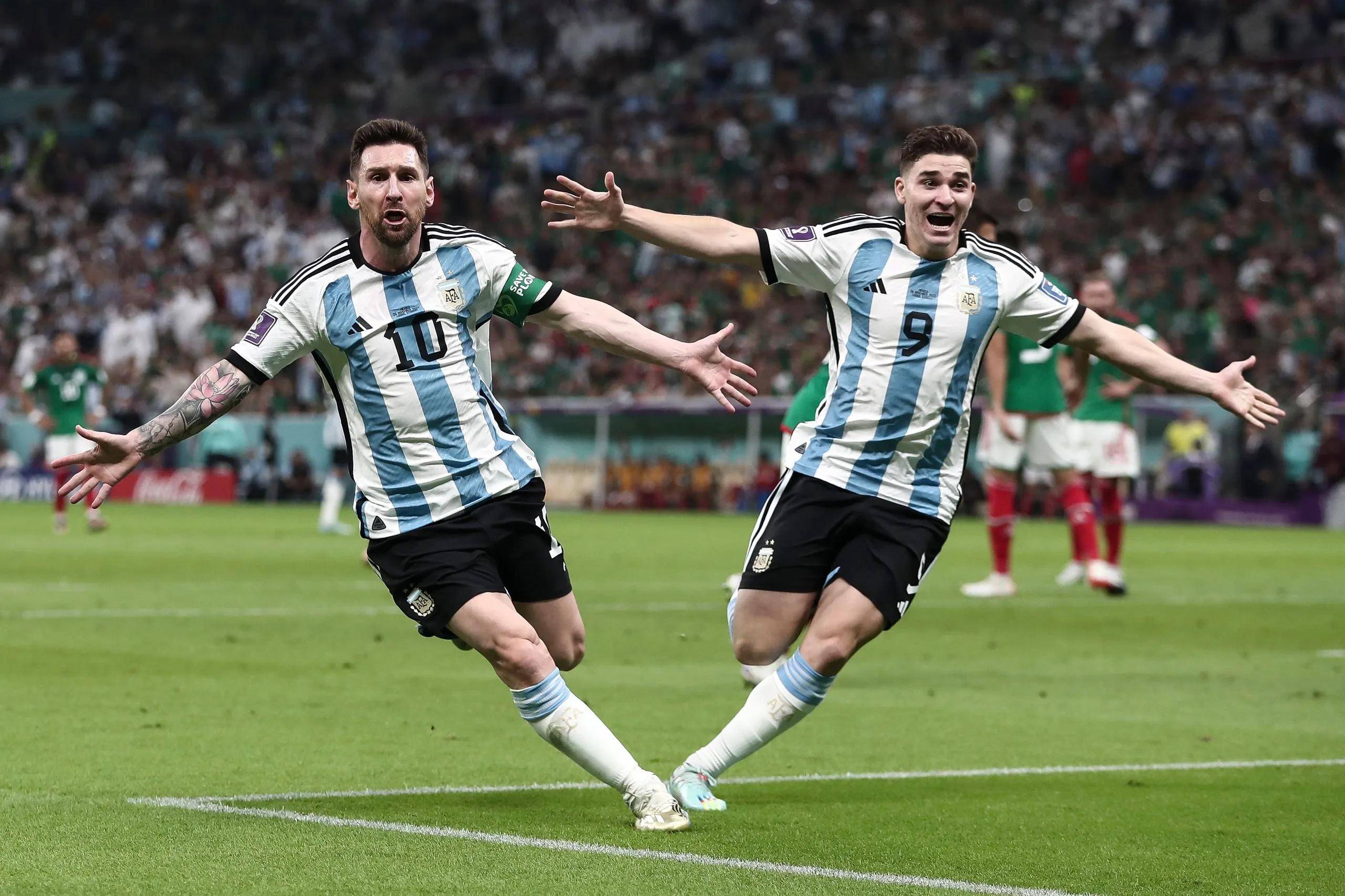 阿根廷队选手奋勇向前，冲击前列