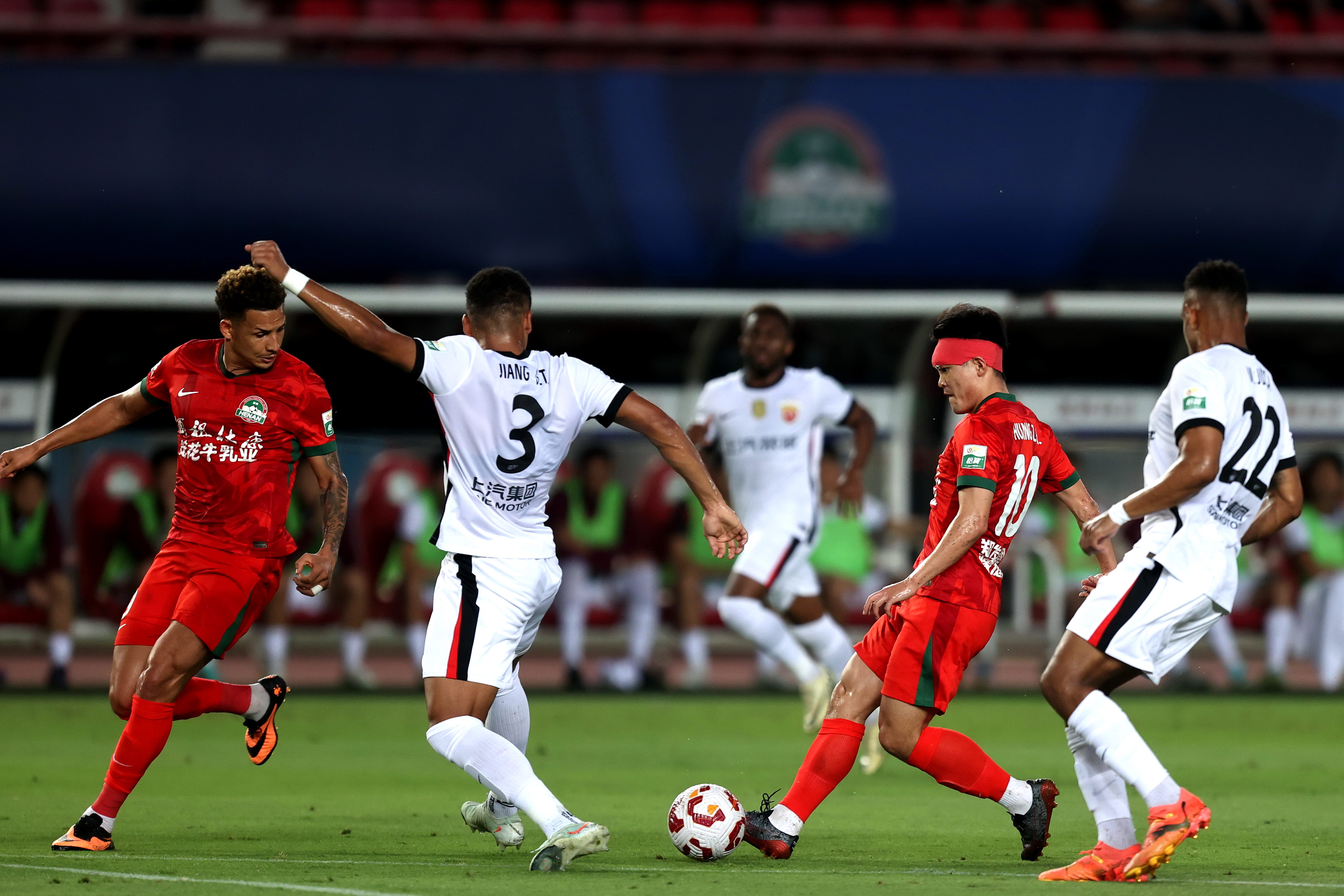 关于足球聚焦国际赛事,体育迷热情高涨的信息 关于足球聚焦国际赛事,体育迷热情高涨的信息