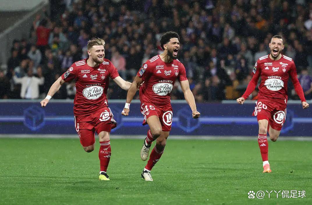 皇马锋线火力全开,掀翻对手 皇马锋线火力全开,掀翻对手