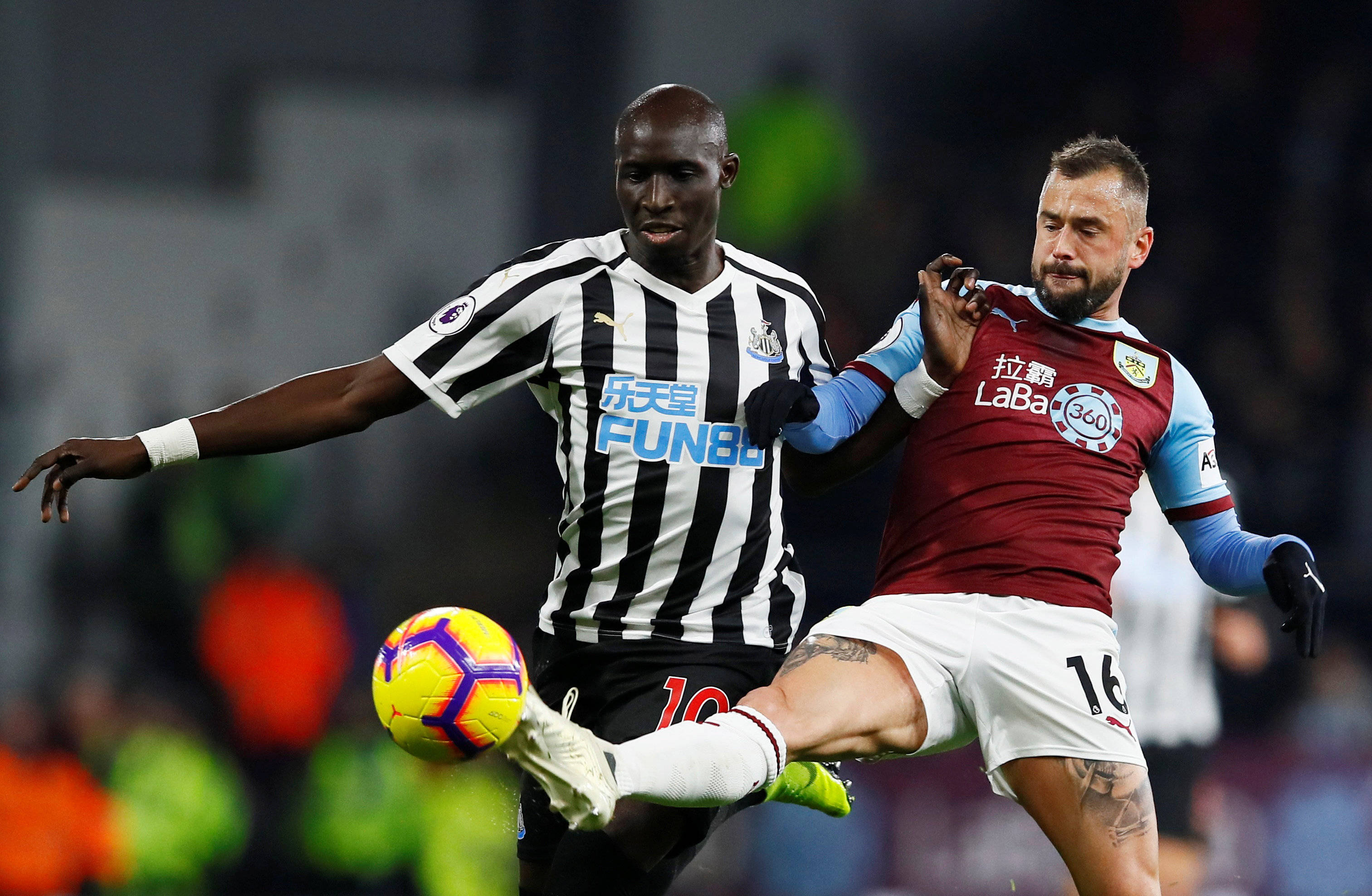 包含戴维斯杯碾压拉沃尔杯，阿尔卡拉斯统治全场的词条