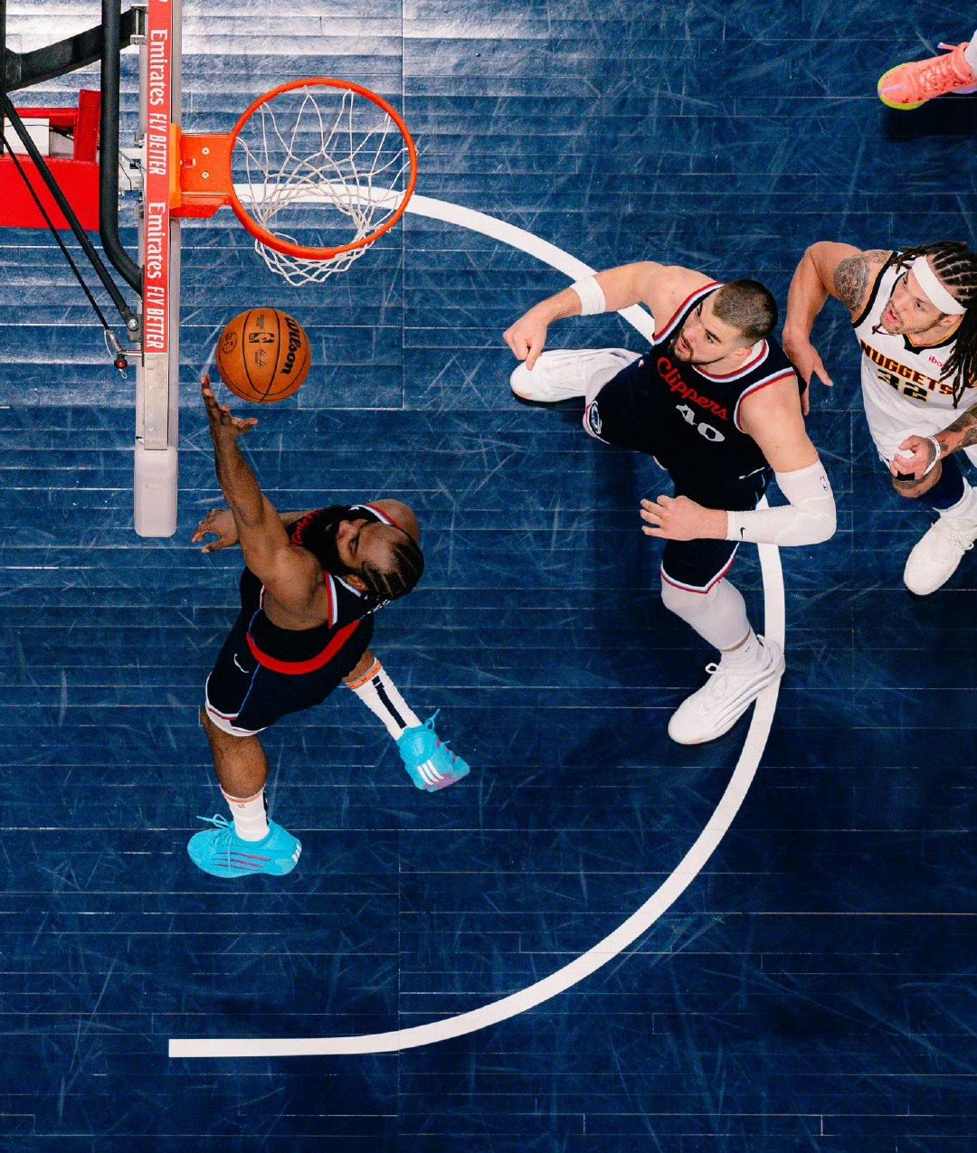 篮球比赛观战者纷纷表示球队实力强劲