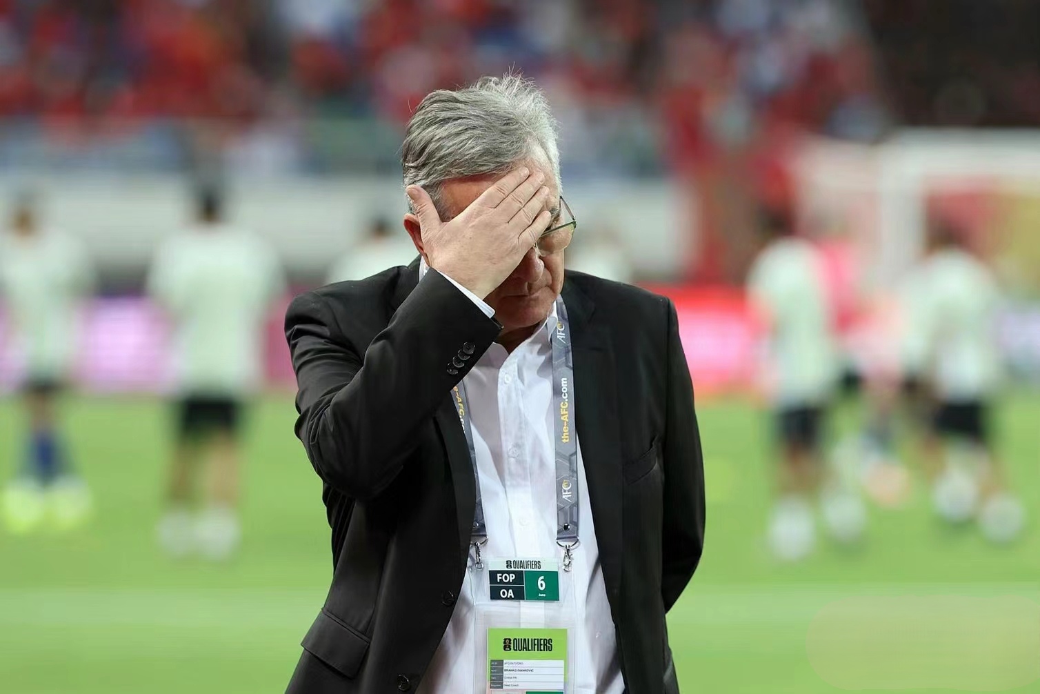 包含沙尔克遭遇赛季首败，球员面临挑战的词条